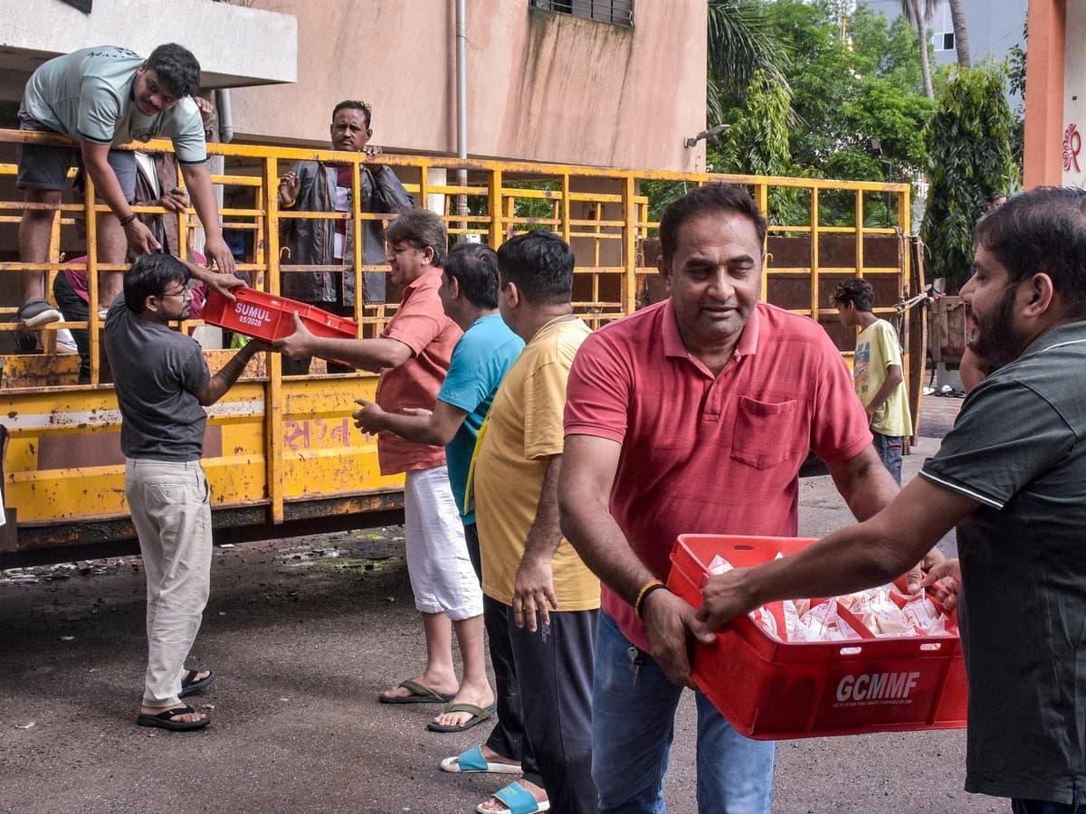 दूध 9 रुपये महंगा हुआ, यहां महंगाई की एक और मार; 100 पार हो गया रेट