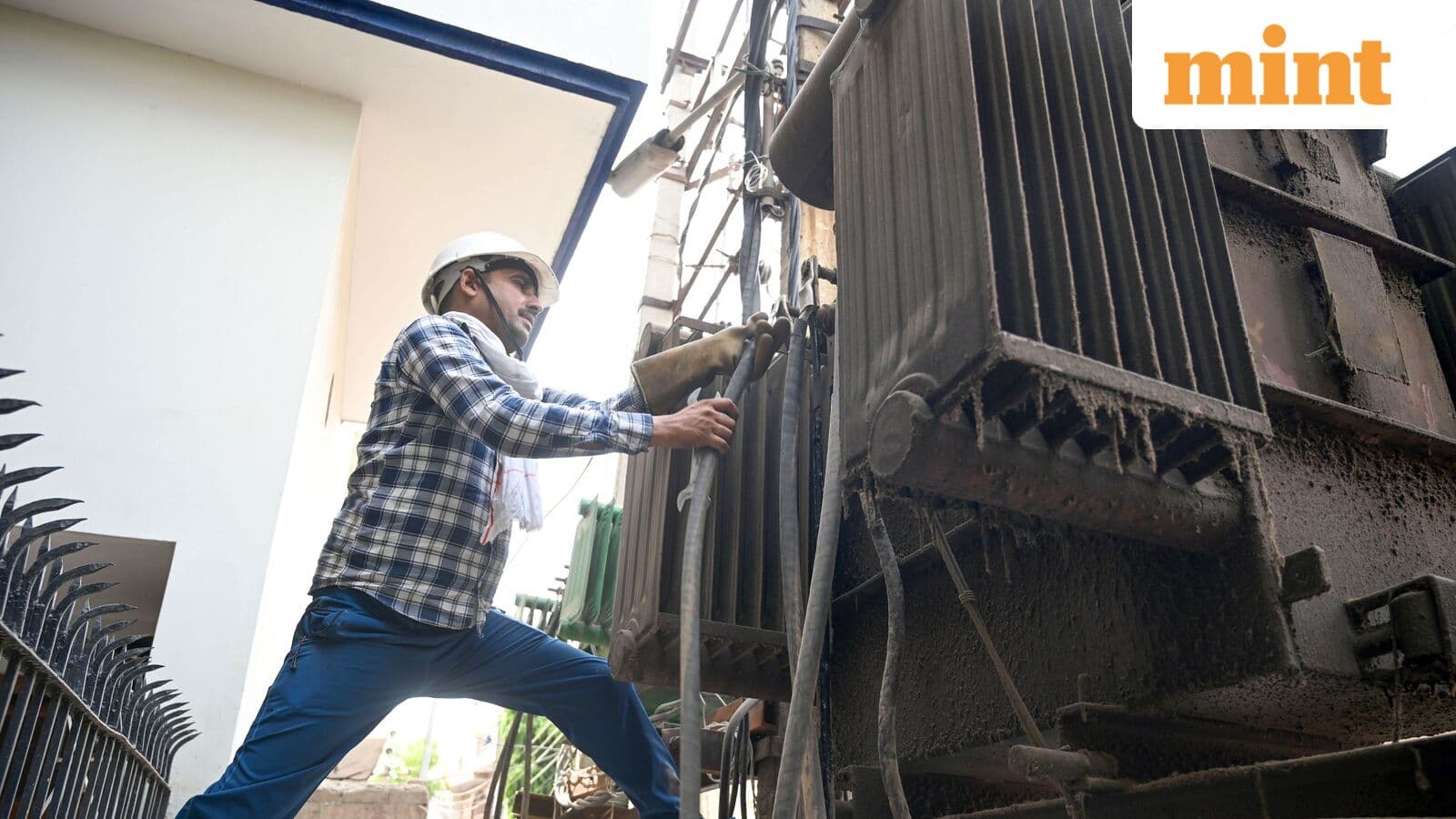 Low valuation, strong growth: Is this transformer stock charged up for success?