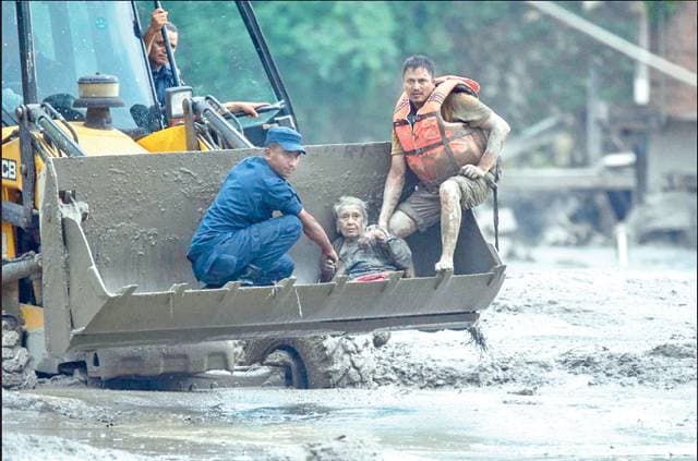 Catastrophic floods kill 390 in Nepal, Tibet, 393 foreign tourists still missing